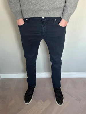 Jacob Cohen Chinos - Tja säljer nu dessa riktigt snygga Jacob Cohen chinosen i storlek 32 där nypriset är cirka 5000k. Dessa Jacob Cohen chinos är riktigt sällsynta, skick 9/10 vid minsta lilla fundering så är det bara att höra av sig!  Mvh Santén