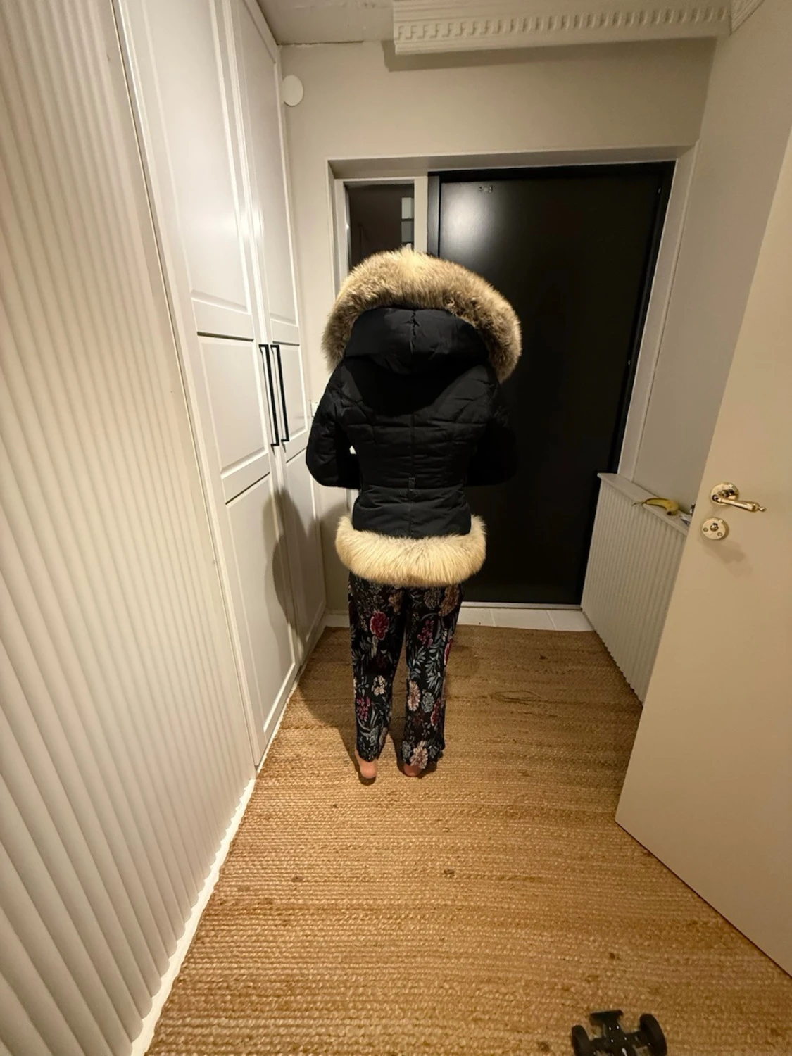 Svart pufferjacka med päls från AmoreSS - 2