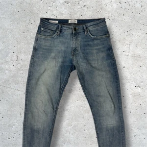 Jack&Jones jeans Slim/Glenn - Säljer detta par Jack&Jones jeansen i den populära modellen Slim/Glenn. Jeansen har inga tecken på användning och är i stl W30 L30. Hör av er vid frågor, pris kan diskuteras vid snabb affär!