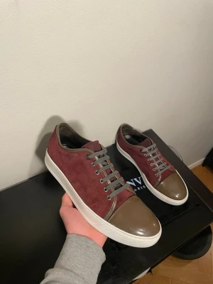 Lanvin vinröda sneakers  - Snygga Vinröda skor från Lanvin / storlek 44 passar 45 / skick 9/10 nästan nya med lappar kvar i skon / Dustbag medkommer / kontakta via intresse eller annat och pris kan diskuteras!😊🙏