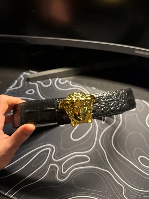 Versace bälte - Helt ny versace bälte skriv ifall ni är intresserade priset kan diskuteras😊😊