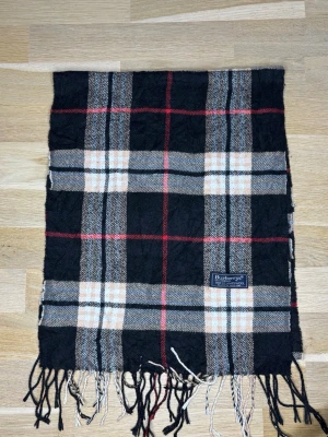 BurBerry Halsduk - BurBerry Halsduk| Storlek: NO SIZE| Skick: 9/10| Pris: 299kr| Priset går alltid att diskutera!|