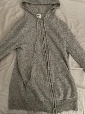 John Henric cashmere - En snygg cashmere zip från John Henric i färgen grå, väldigt bra skick men har 2 små igensydda hög vad armbågarna. Ny pris 2500kr, 