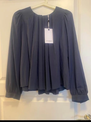 Blå blus  - Säljer fin blus, co’couture, köpt för 1099kr. Säljes för 700kr. Oanvänd. Stl S. Marinblå. Blå. 