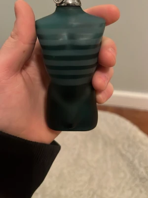 Jean Paul Gaultier Le Male parfym - Ikonisk parfym med cool design i form av en manlig torso och levereras i en metallburk. Perfekt för dig som vill sticka ut och visa din personlighet. Volym och ingredienser framgår ej på bilderna.