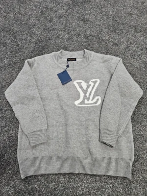 L och V tröja - Stilren L och V tröja. Skriv om du har några funderingar ❄️⭐️