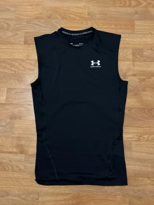 Under armour tränings linne  -  ett svart ärmlöst träningslinne från Under Armour.storlek M oanvänt 