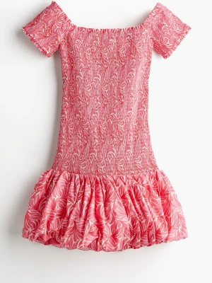 Rosa kortklänning från H&M med volang - Superfin rosa kortklänning från H&M med vita mönster och volang nertill. Jättesnygg 🥹🥹💕💕 använd en gång!!!!!🌷