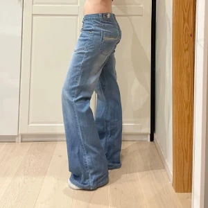 Baggy/bootcut vintage jeans - Säljer ett par snygga blå jeans! Midja 40 cm och innerbenslängd 80 cm, säljes då de är lite för långa för mig som är 164 cm💕