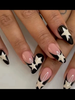 ✨Handgjorda lösnaglar✨ - Svart och nude nageldesign med stjärnor. Skriv gärna vid önskemål eller storlek och vid beställning! Pris kan diskuteras💖