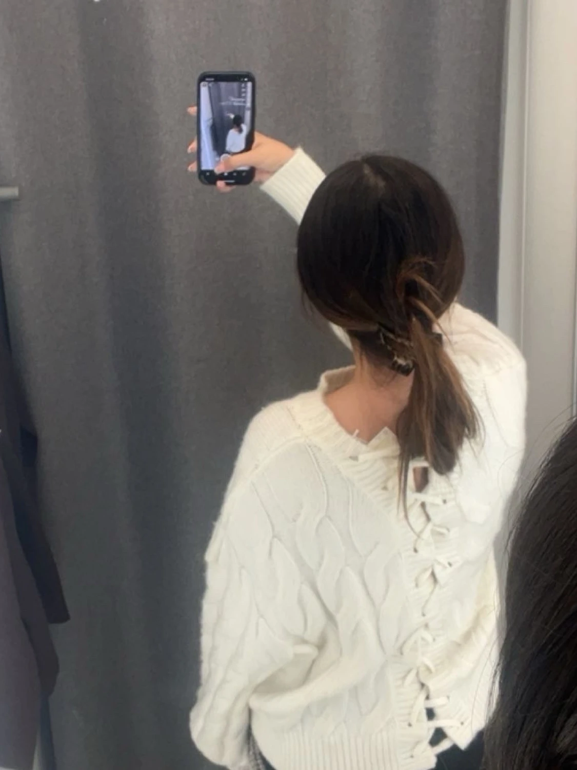 Vit stickad tröja med snörning i ryggen - 1