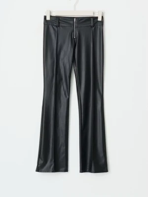 Svarta lågmidjade utsvängda skinnbyxor - Säljer ett par svarta bootcut byxor i skinnimitation med dragkedja framtill. Byxorna har en snygg glansig finish och sitter tajt upptill med utsvängda ben. I ett jättefint skick, storlek 170/XS/S💞pris går att diskutera! 