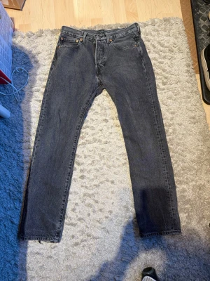 Levis 501 w31/32 - Säljer ett par levis 501, w31/32 grå/svarta