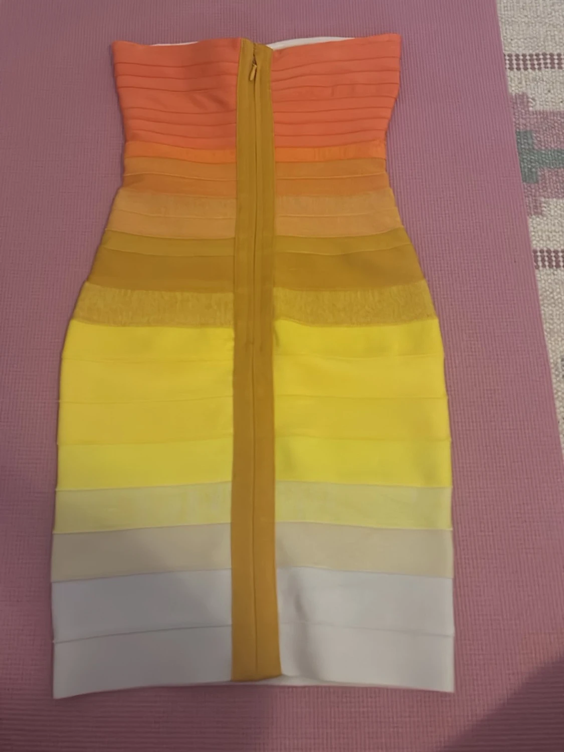 Färgglad axelbandslös kortklänning - 2