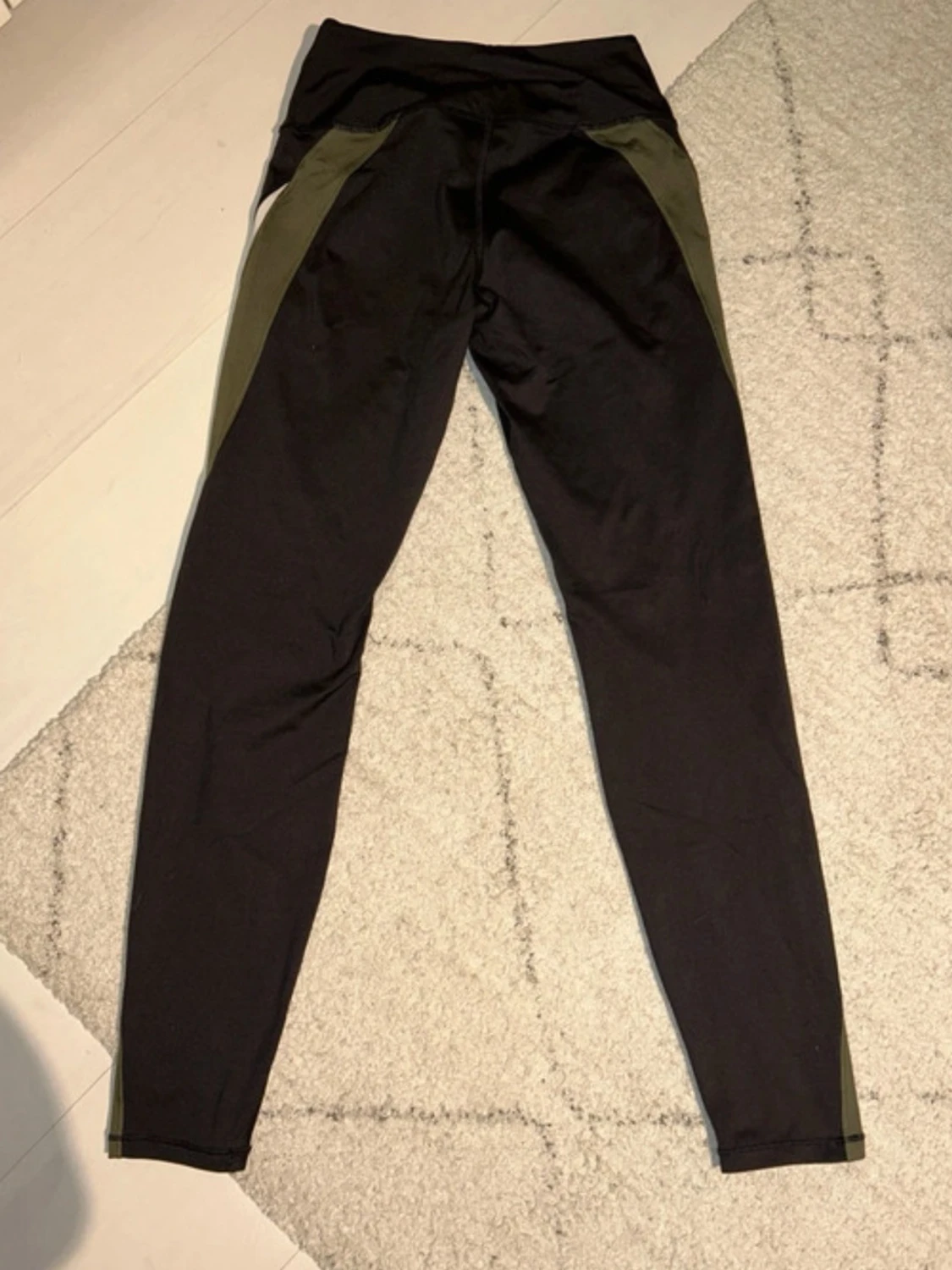 Svarta och gröna leggings från H&M - 3