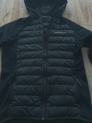 Svart Peak Performance dunjacka - Säljer en svart peak performance dunjacka i storlek s