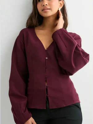 Vinröd blus med knappar - Jätte snygg blus från Nelly. Helt ny med prislapp kvar. NYPRIS 399kr