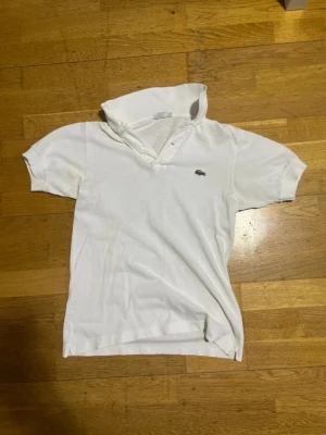 Lacoste tröja  - Snygg Lacoste tröja, det finns ett litet defekt men det syns inte. Den är XS men kanske kan passa till även S.