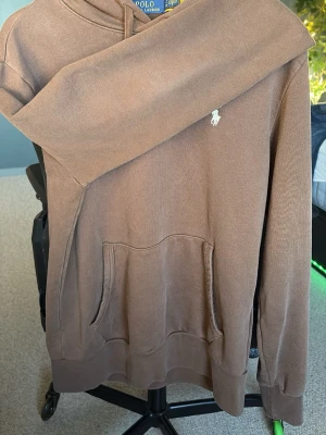 Brun polo hoodie  - En tjock hoodie från polo, perfekt för layering. Använd ett fåtal gånger. Ganska tungt material och perfekt för en mer avslappnad stil