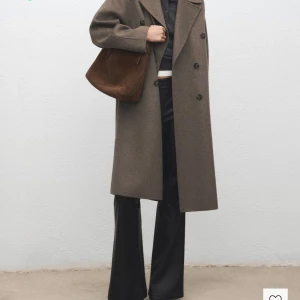 Bye mango kappa har s vill ha m/L - TILLGÄNGLIGHET I BUTIK BESKRIVNING Handmade. Ylleblandat tyg. Oversize design. V-ringning med slag. Slag med skåra. Långärmad. Två sidofickor. Dubbelknäppt stängning.  