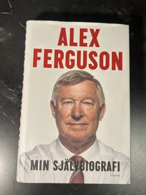 Sir Alex ferguson - Bok - Upptäck livet och karriären bakom en av fotbollsvärldens största ledare. Perfekt för dig som älskar sport, inspiration och vill veta mer om vägen till framgång. En bok som ger inblick i både personliga och professionella utmaningar.