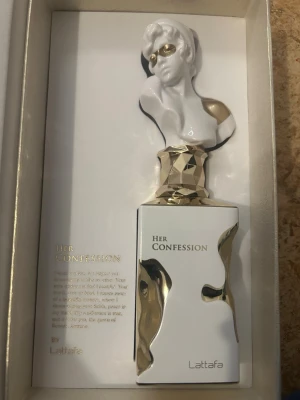 Her Confession EdP 100ml (ÄKTA) - DET ÄR ÄKTA LATTAFA PARFYM. QR KODEN FINNS PÅ BILDERNA!! Parfymen har toppnoter av mystikal och kanel som är följd med spår av vanilj, tonkaböna och mysk (basnoterna) + lite blommig.  Helt ny fick den i present idag, men ogillade doften för jag gillar personligen inte vanilj så den är inte använd men har varit marinerad i mer än 2 månader enligt det min vän sa när hon köpte den. Jag har bara sprejat den 2 gånger. Om du gillar noter av vanilj och kokosnöt så är denna parfym för dig!!