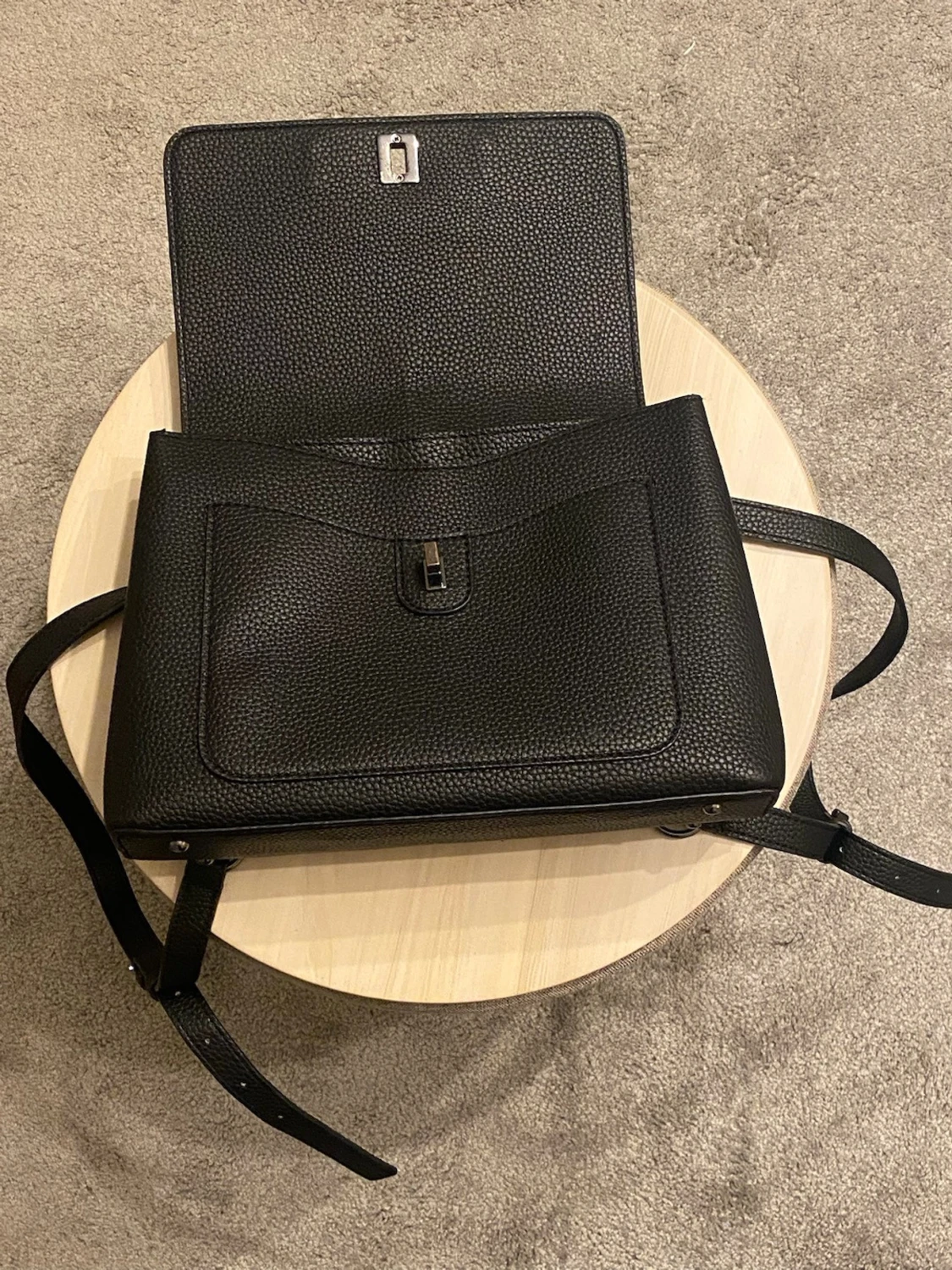 Svart ryggsäck från Guess i skinn - 2