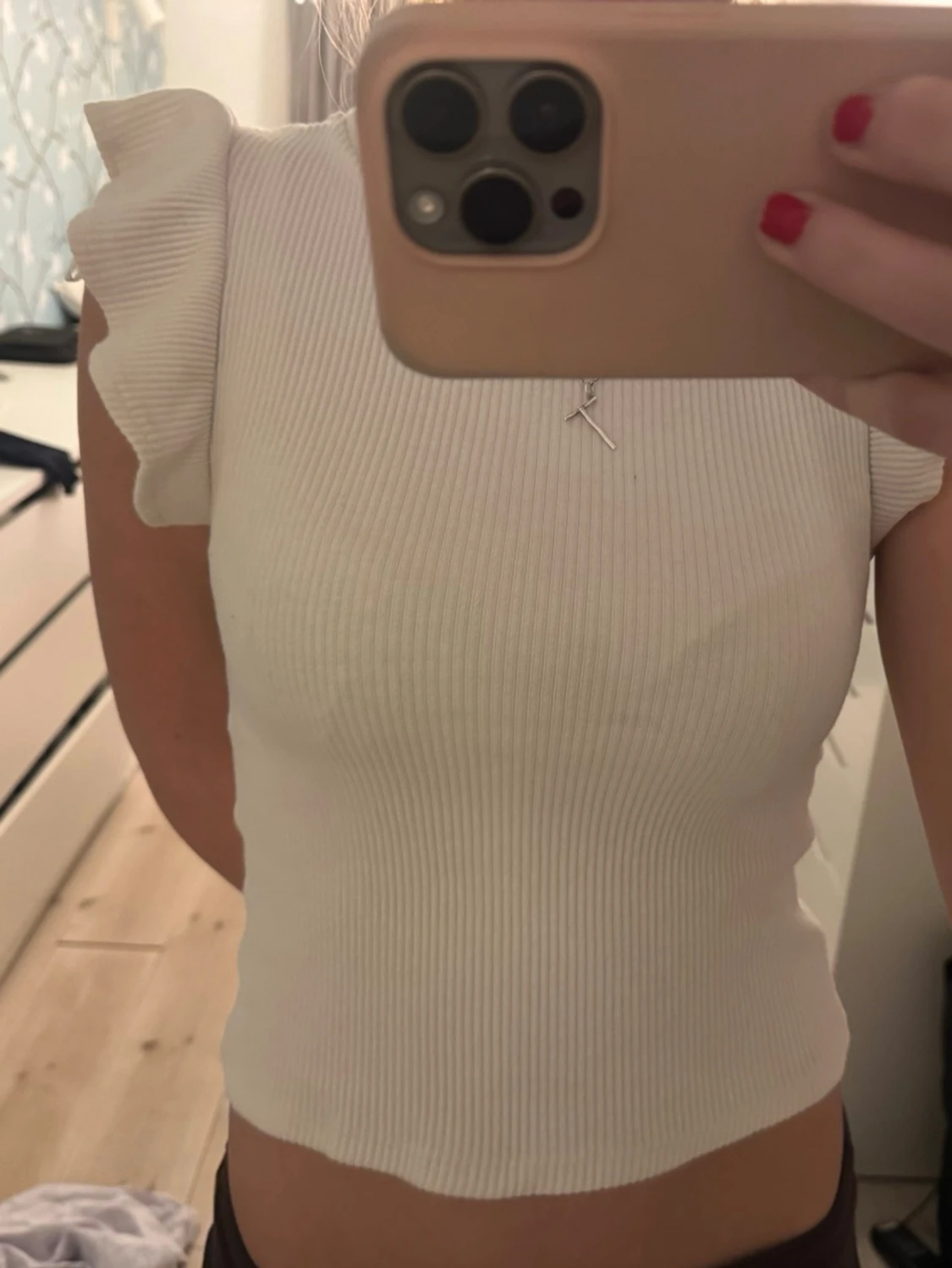 Vit ribbad topp med volangärm