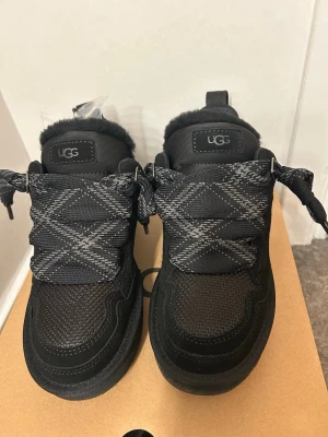 Ugg lowmel black - Säljer dessa super snygga uggs i modellen lowmel i färgen svart. Helt nya och är endast testade och gått inomhus med. Skriv för fler bilder på kartong och någon bild på skorna!💕