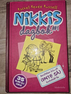 Nikkis dagbok #1 - Följ Nikki i hennes dagbok om livet på en ny skola, nya vänner, förälskelser och utmaningar med elaka tjejer. En rolig och lättläst bok fylld med humor och illustrationer, perfekt för dig som gillar vardagsdrama och att läsa om tonårsliv.