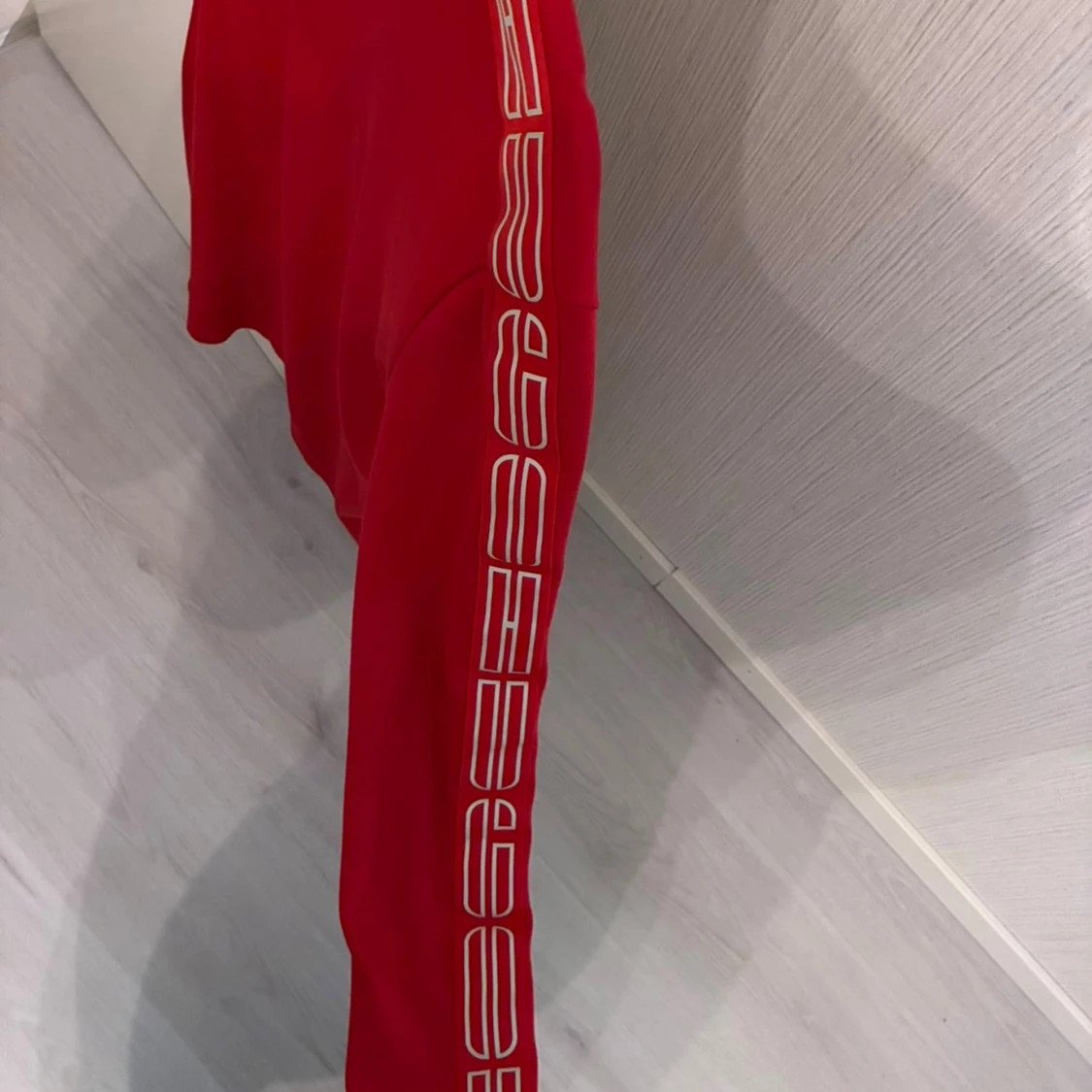 Röd sweatshirt från Hugo med tryck - 2