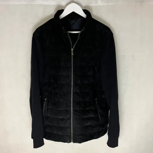 Massimodutti Caridgan - Sjukt soft dutti caridgan. Storlek L, modellen är 185. Riktigt fint skick. Svart läder på framsidan. Jackan är fodrad på ärmarna så klarar av kyla