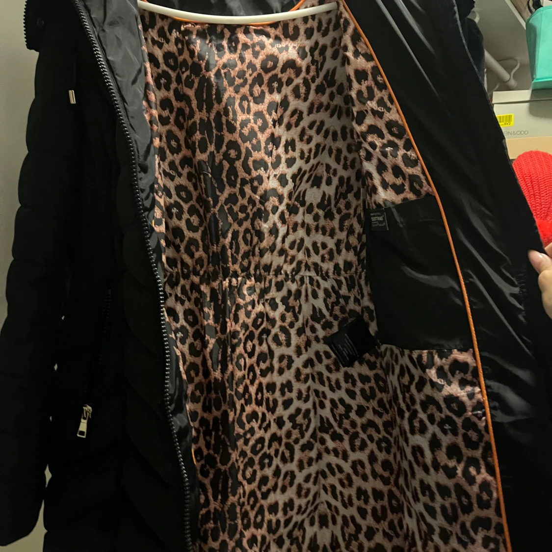 Svart pufferjacka med leopardfoder - 2