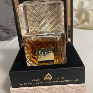 Lattafa Khamrah Eau de Parfum - Khamrah från Lattafa är en Eau de Parfum i en lyxig flaska på 100 ml. Perfekt för dig som vill sticka ut med en elegant och trendig doftaccessoar. Snygg design som passar in i varje samling.