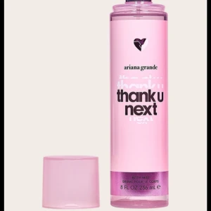 Ariana Grande Thank U Next mist - Fräsch body mist inspirerad av Ariana Grandes ikoniska stil. Volym: 236 ml. Perfekt för dig som vill ha en lättare doft.  Top Notes: White Pear, Wild Raspberry. Mid Notes: Crème de Coconut, Pink Rose Petals. Base: Notes	Macaroon Sugar, Velvet Musk