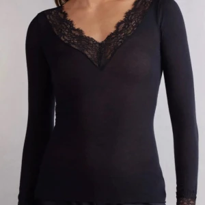 Svart intimissmi tröja  - Helt oanvänd skriv privat för flera bilder!!❤️ tröjan har inga hål. Färg: svart, storlek: S, märke: intimissmi, nypris: 559kr