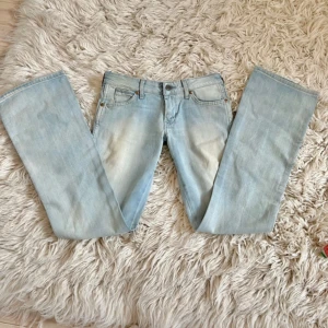 Ljus blå jeans  - Snygga Lågmidjade jeans från Wrangler. Köptes för ett tag sedan men inte kommit till användning då de tyvärr var för små. Helt nya med lappar kvar.  Midjemåttet: 36-37cm  Innerbens längden: 80cm