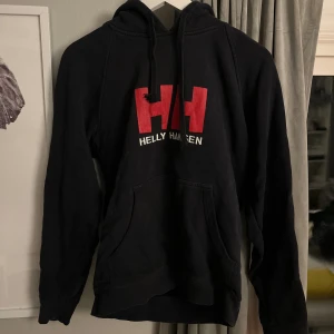 Svart hoodie från Helly Hansen  - Svart/mörk blå sweatshirt från Helly Hansen