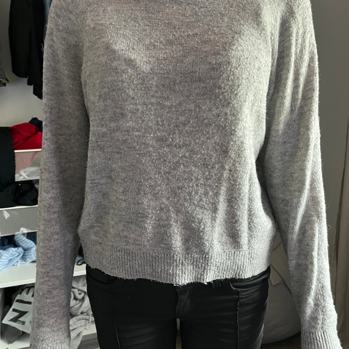 Grå stickad tröja med rund hals