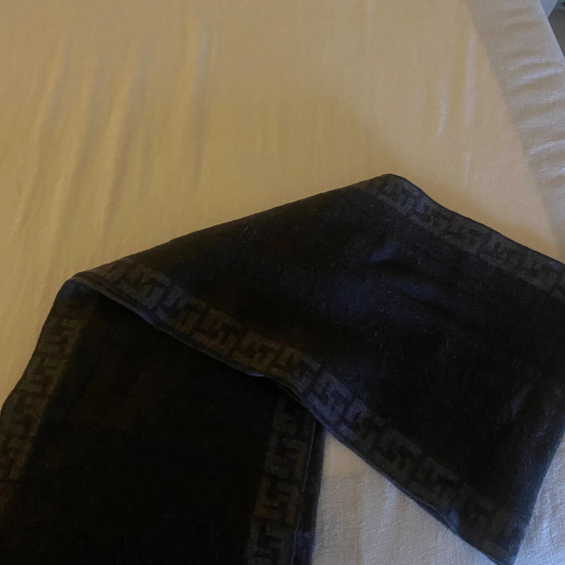 Mörkgrå Fendi halsduk med logomönster - 1