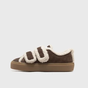 Inuikii sneakers, brun  - Unika bruna inuikii sneakers med mjuk mocka och fluffiga pälsdetaljer längs kanter och kardborreband. Skon har en platt sula i gummi och en rund tå, perfekt för dig som vill sticka ut med en mysig och trendig look.