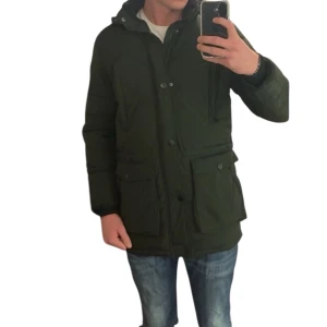 Lång och varm vinterjacka - Lång och varm vinterjacka i bra skick, storlek s men passar m med!