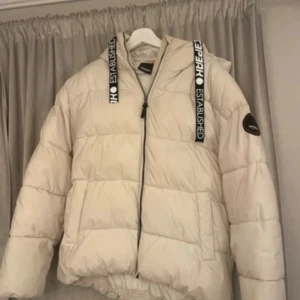 Vinterjacka - Kom gärna med prisförslag!  Säljer denna icepeak vinterjacka vacha i créme vit färg med svarta detaljer och tryck på banden vid huvan. Perfekt för kalla dagar när du vill vara både varm och trendig. Används inte   Funkar för mig med storlek S/XS om man vill ha den oversized Köptes för 1200kr