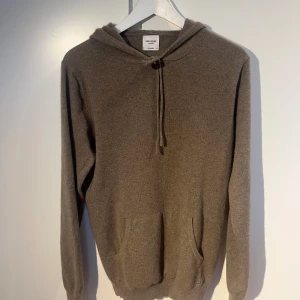 John Henric Kashmirhoodie - Säljer nu denna sjukt snygga hoodien från John Henric. Använd sparsamt. Storlek M. 100% kashmir. Fler bilder kan fås vid begäran. Tveka inte på att höra av er vid frågor!