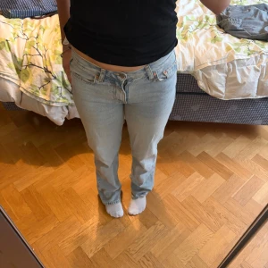 Ljusblå jeans från gina - Säljer ett par ljusblåa jeans från Gina tricot. På mig sitter de som mid waist ungefär och är använda ett fåtal gånger. Storlek 32 jag upplever de som för långa i benen och jag är 162 💗
