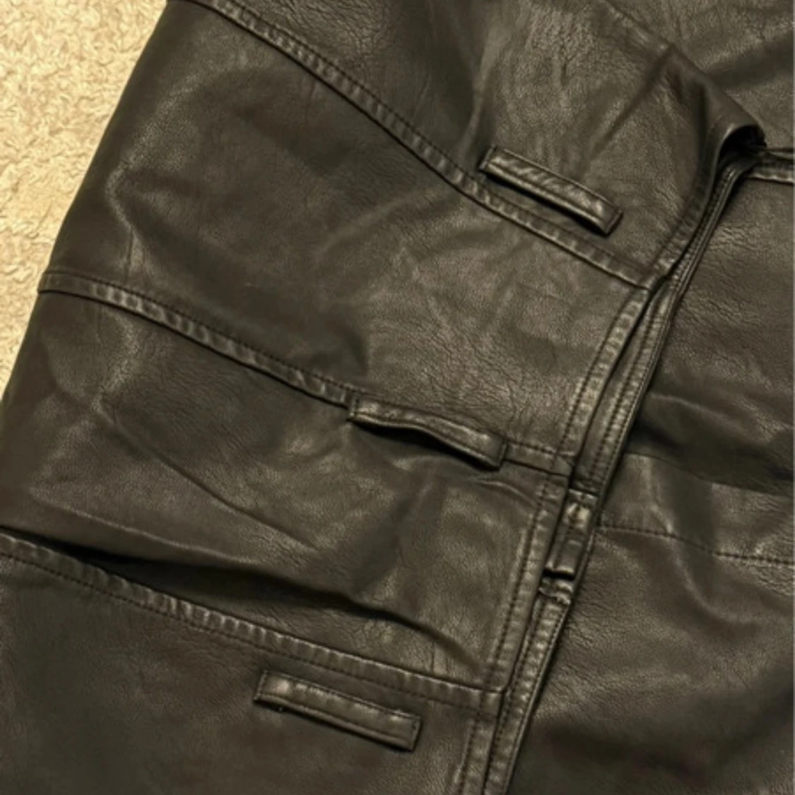 Svart kjol i skinnimitation - 3