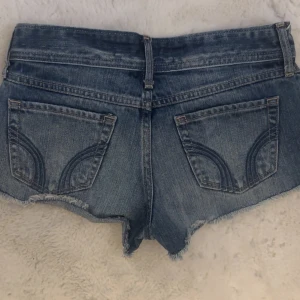 Hollister jeansshorts  - Säljer ett par hollister jeansshorts som är lågmidjade och fina fickor! Shortsen har inga defekter🩷. Storlek 23 passar xxs och xs💕Skriv gärna privat för måtten. Priset går självklart att diskutera☺️