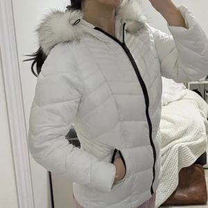 Vit pufferjacka med fuskpäls från New Look - Super skön, passform som S/M