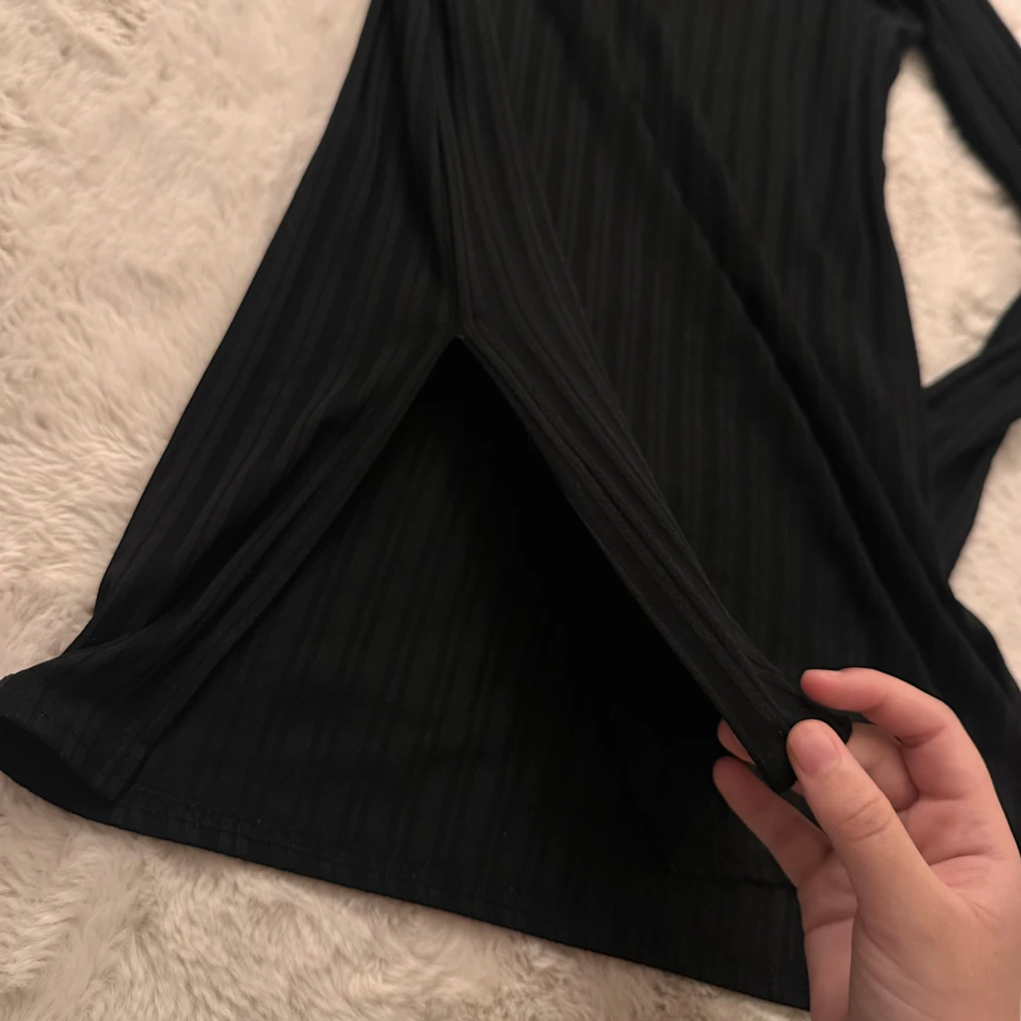 Svart långärmad topp med slits  - 1