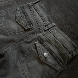 bootcut jeans från Gina Tricot - Säljer nu detta as snygga jeansen. Aldrig använda, bara testade. Köpte dom för 2 månader sen. Och säljer dom nu för att dom är för korta för mig. Skriv vid frågor🩷 det är storlek 152, skulle säga typ 32.